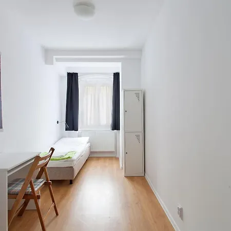 Hostal Opera *